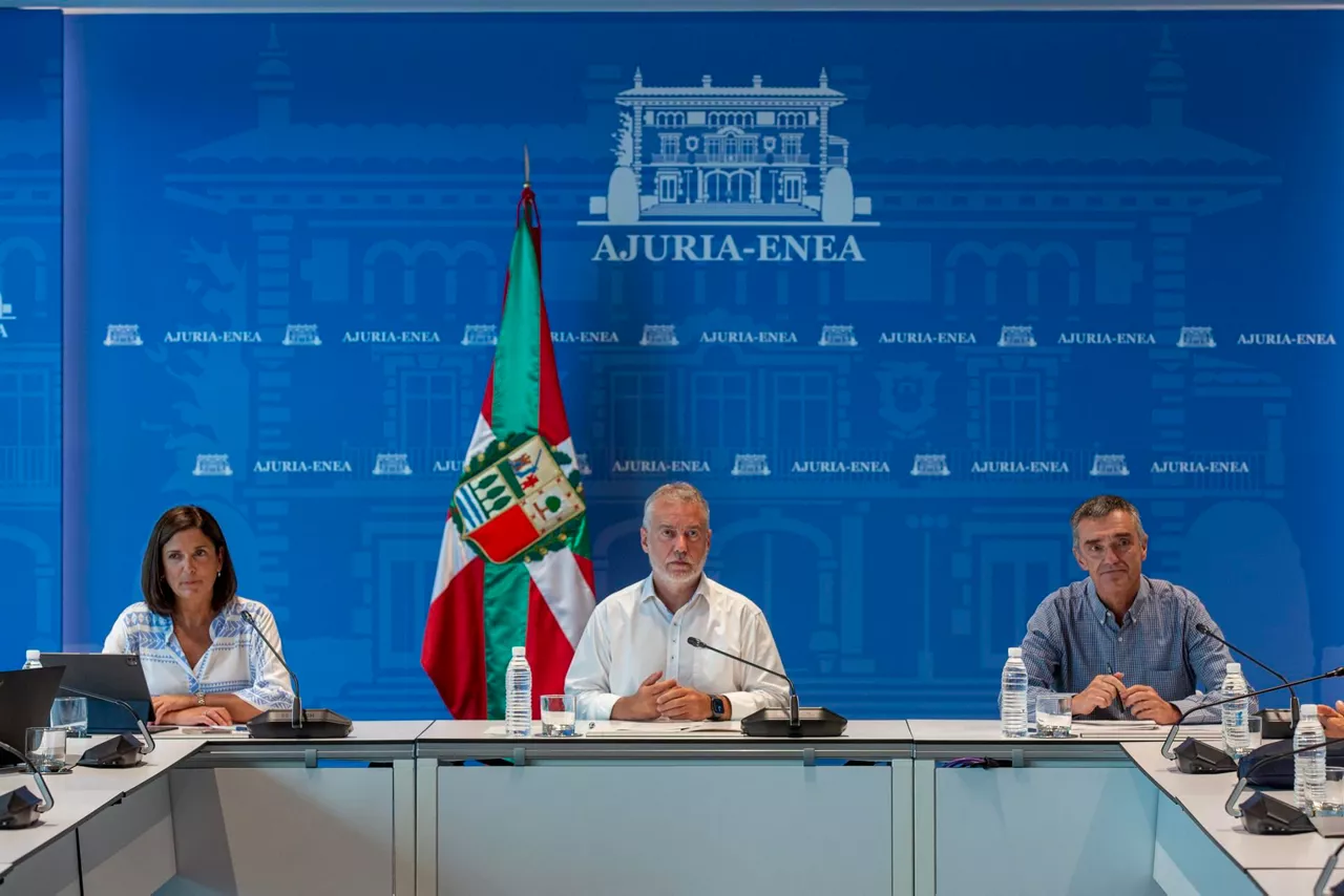 Beatriz Artolazabal, Iñigo Urkullu y Jonan Fernández, esta mañana