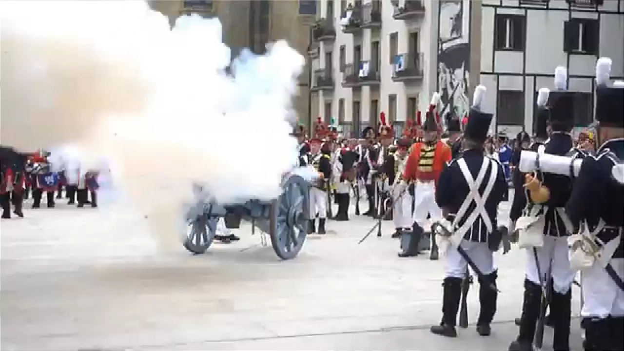 Recreación de la toma de la ciudad. Foto extraída de un vídeo de archivo de EITB.