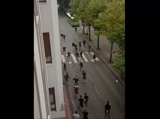 Pelea multitudinaria en las calles de Sestao. Foto: @football_norte