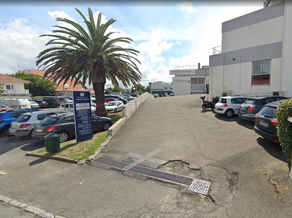 Entrada de urgencias de la Clínica Aguilera de Biarritz. Google Maps.