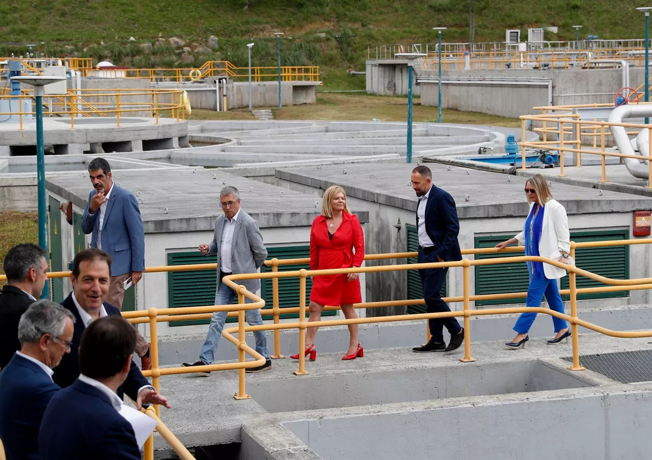 Las autoridades en la Estación de Tratamiento de Agua Potable de Petritegi (Astigarraga). Foto: EFE