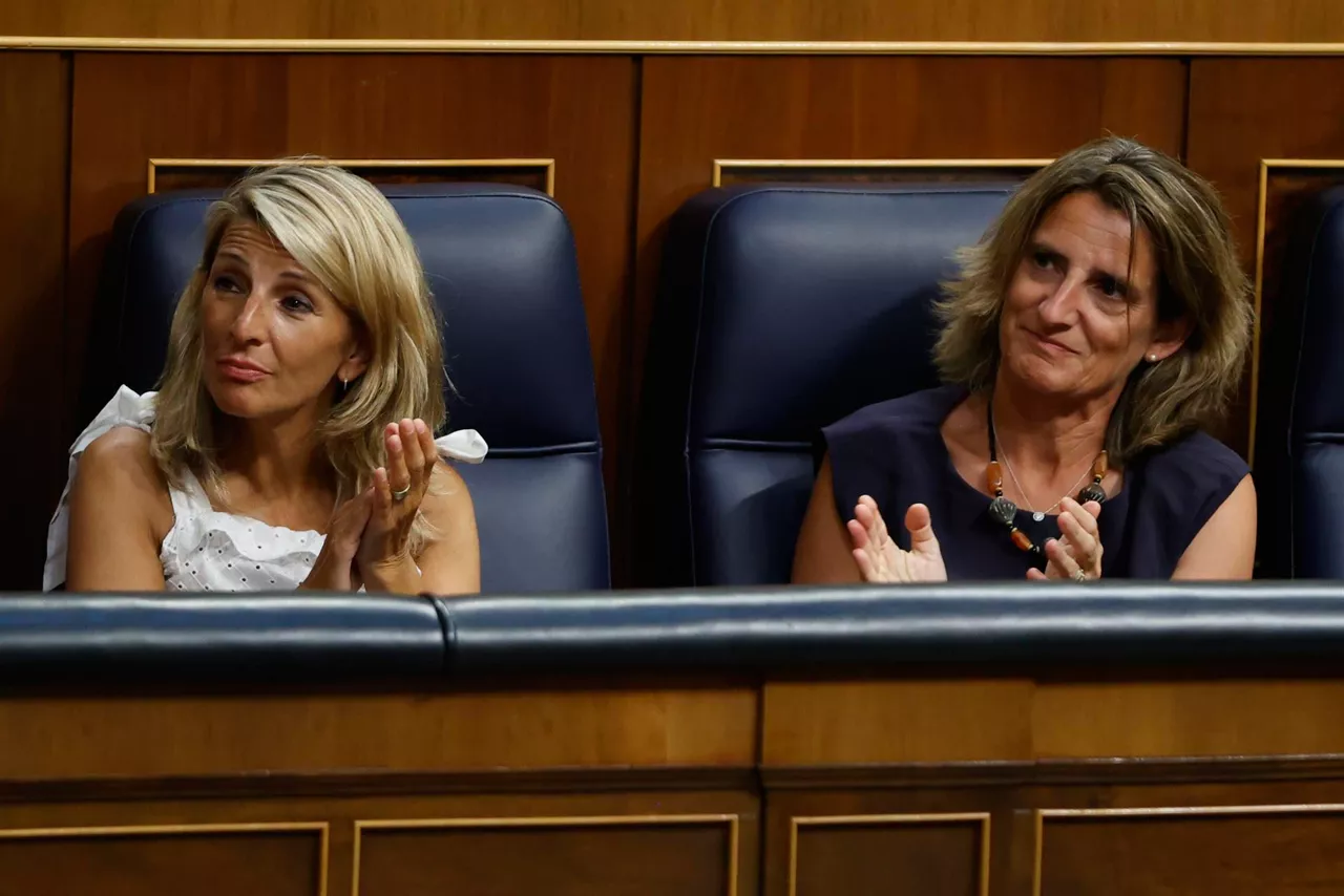Las ministras Yolanda Díaz y Teresa Ribera en el Congreso. Foto: EFE