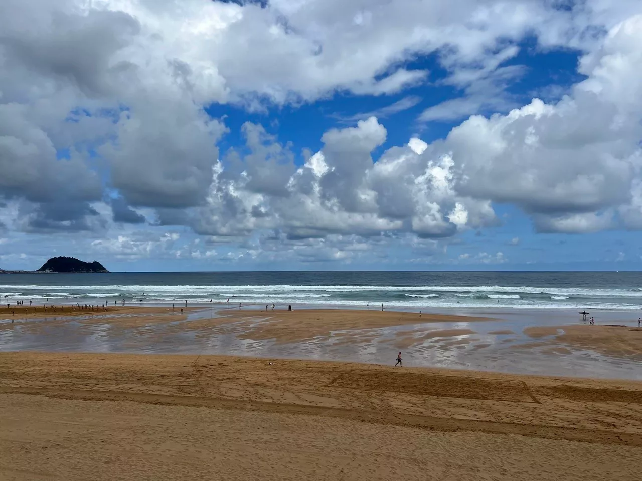 Hodeiak eta ostarteak Zarauzko hondartzan. Argazkia. Lorentxo Portularrume Azcue