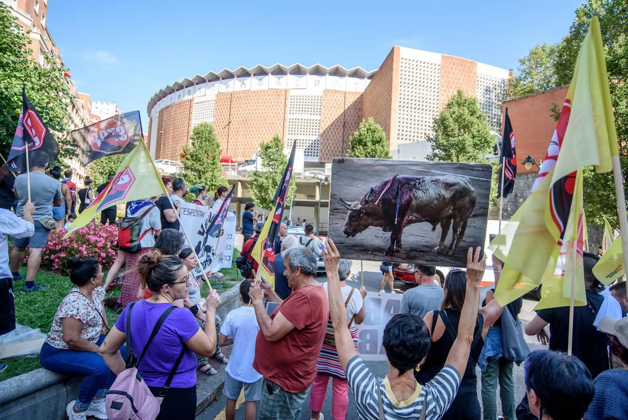 Los antitaurinos han exhibido pancartas a favor de la abolición de la tauromaquia. Foto: EFE