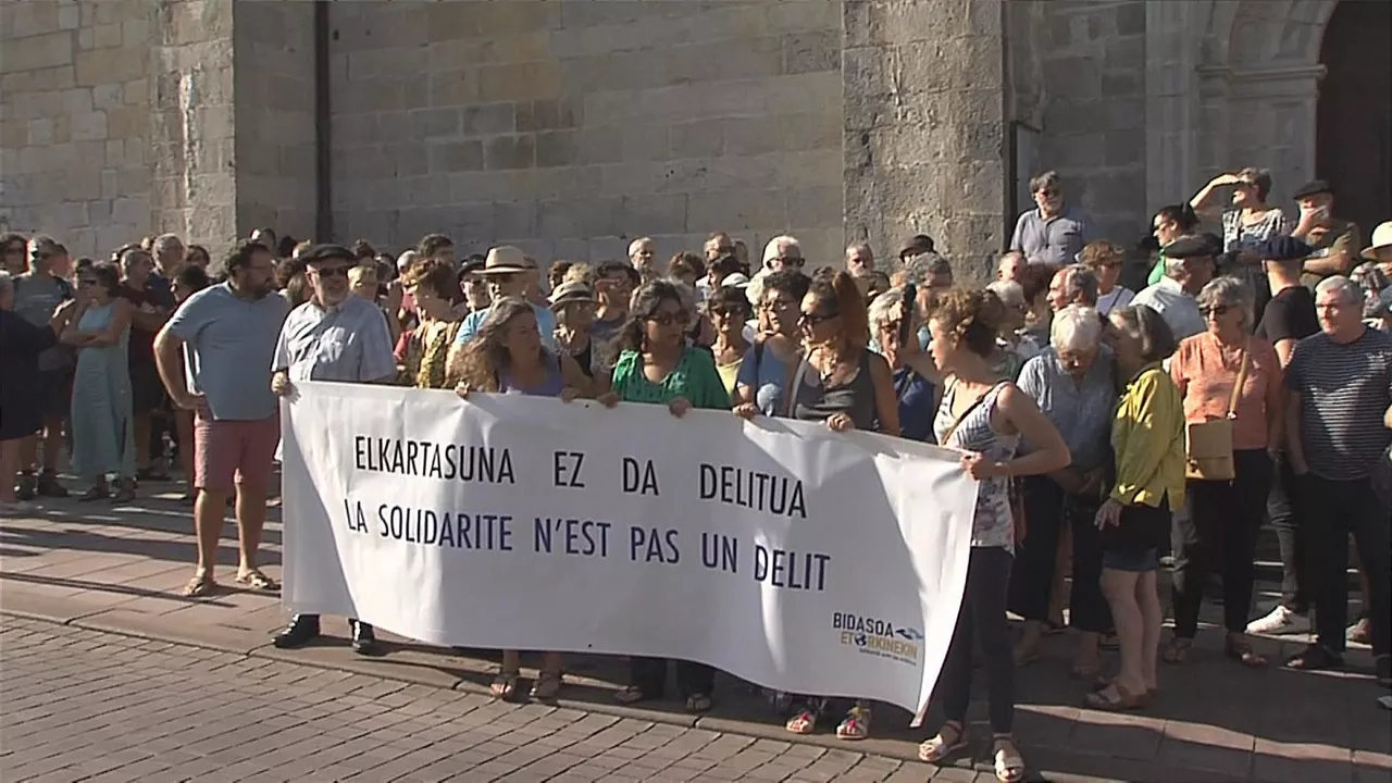 Elkarretaratzea Urruñako eliza aurrean, EITB Mediaren bideo batetik hartutako irudia.