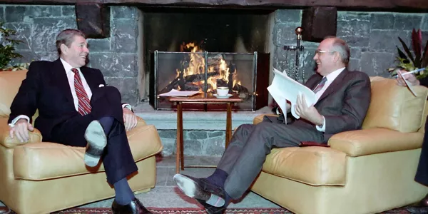 Mikhail Gorbatxov eta Ronald Reagan 1985eko irudi batean. Argazkia: EFE