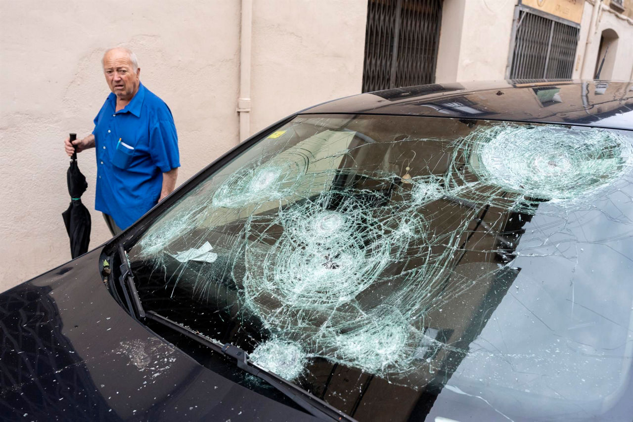 Luna de un coche dañada como consecuencia de la tormenta de granizo de ayer. Foto: EFE