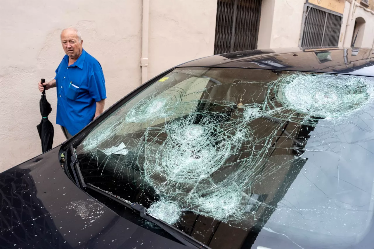 Luna de un coche dañada como consecuencia de la tormenta de granizo de ayer. Foto: EFE