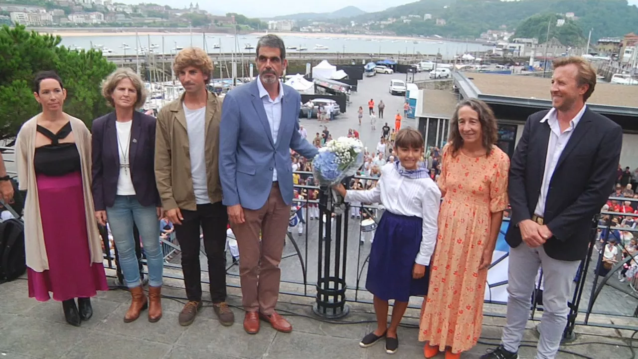 Ofrenda floral en Portaletas. Imagen obtenida de un vídeo de EITB Media.