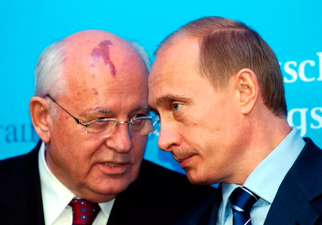 Mijaíl Gorbachov y Vladimir Putin en una imagen de 2004. Foto: EFE