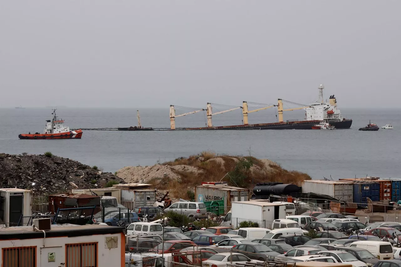 El buque OS 35, varado en las costas de Gibraltar. EFE