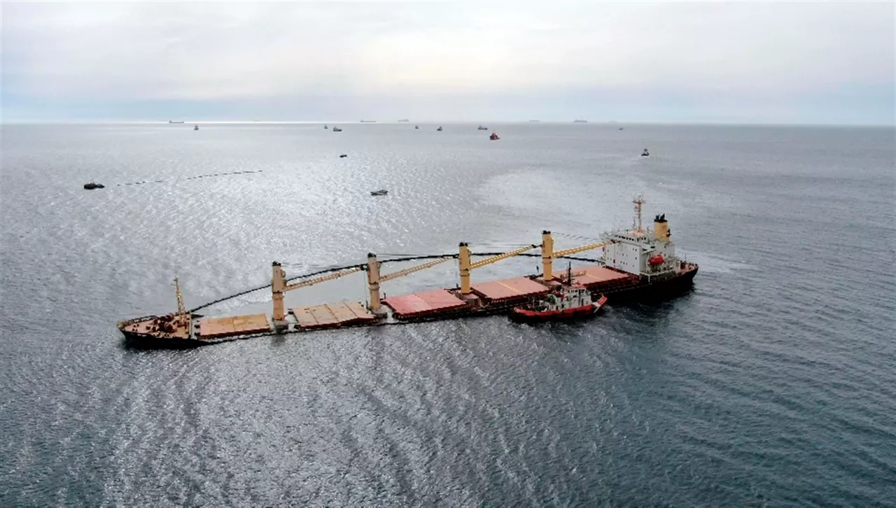 El barco permanece varado desde el pasado lunes. Foto: EFE