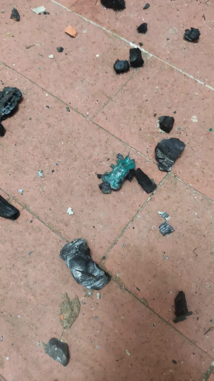 Restos de pirotecnia encontrados en el edificio de la calle Viuda de Epalza de Bilbao.