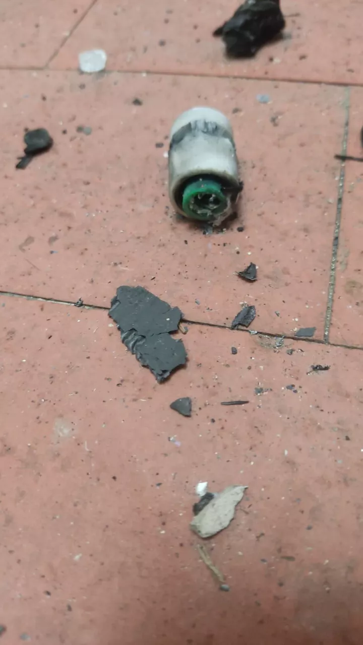 Restos de pirotecnia hallados en el edificio.