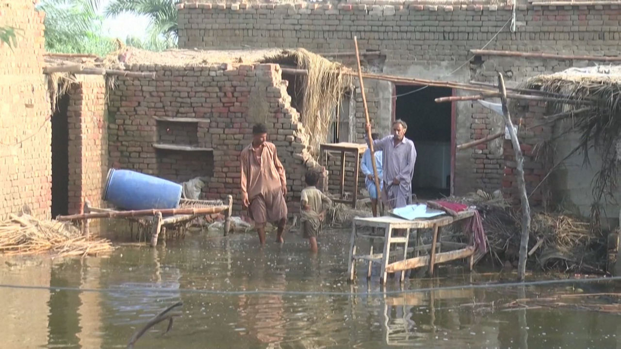 Uholdeak Pakistanen. Agentzietako bideo batetik ateratako irudia.