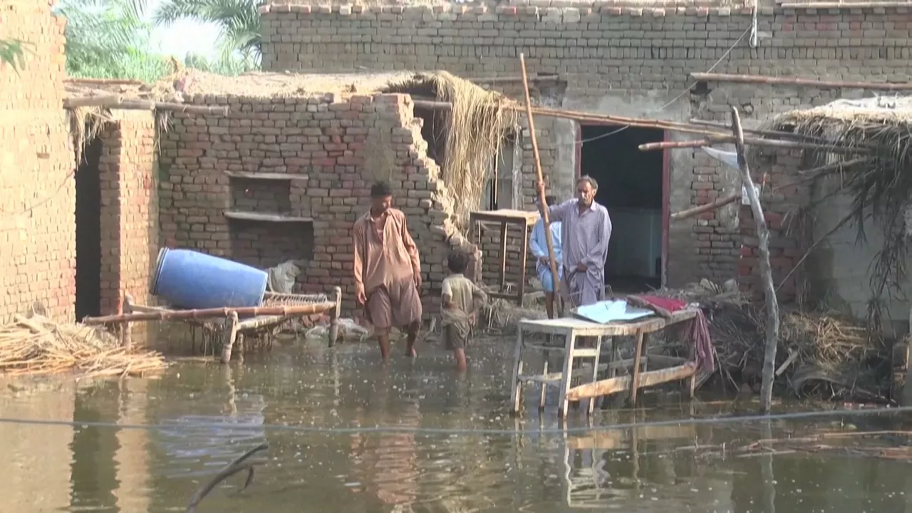 Uholdeak Pakistanen. Agentzietako bideo batetik ateratako irudia.