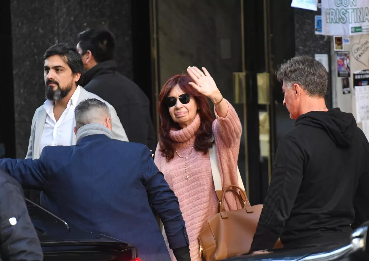 La vicepresidenta argentina Cristina Fernández de Kirchner, entrando en su domicilio. Foto: EFE