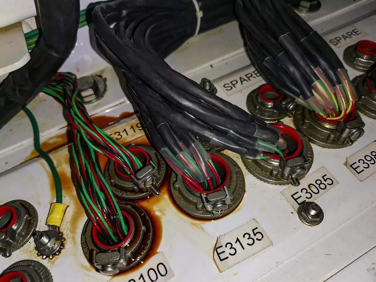 Foto difundida por Gazprom de la fuga de aceite entre los cables de la turbina