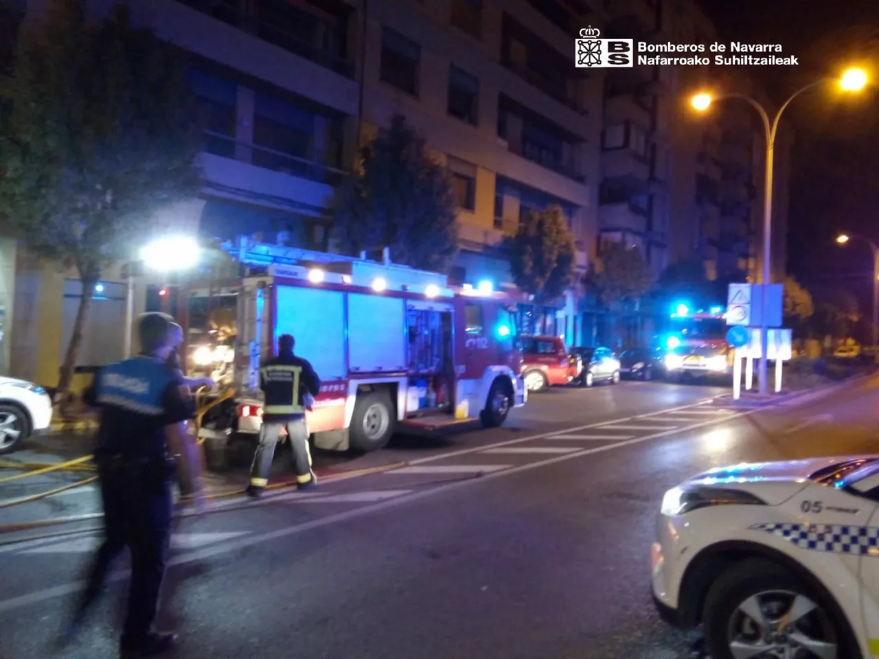 Imagen de los bomberos trabajando en el lugar de incendio en Tudela. Foto: Bomberos de Navarra