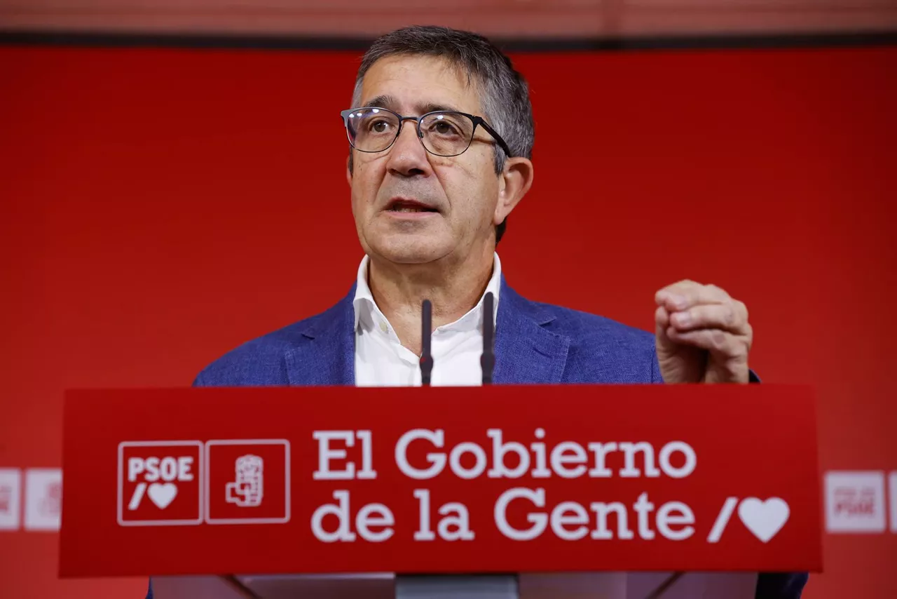 Patxi Lopez, igande honetako prentsaurrekoan, Bilbon. Argazkia: EFE