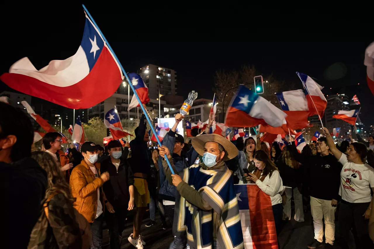 Las calles de las ciudades se han llenado de gente celebrando la victoria del "no". Foto: EFE.