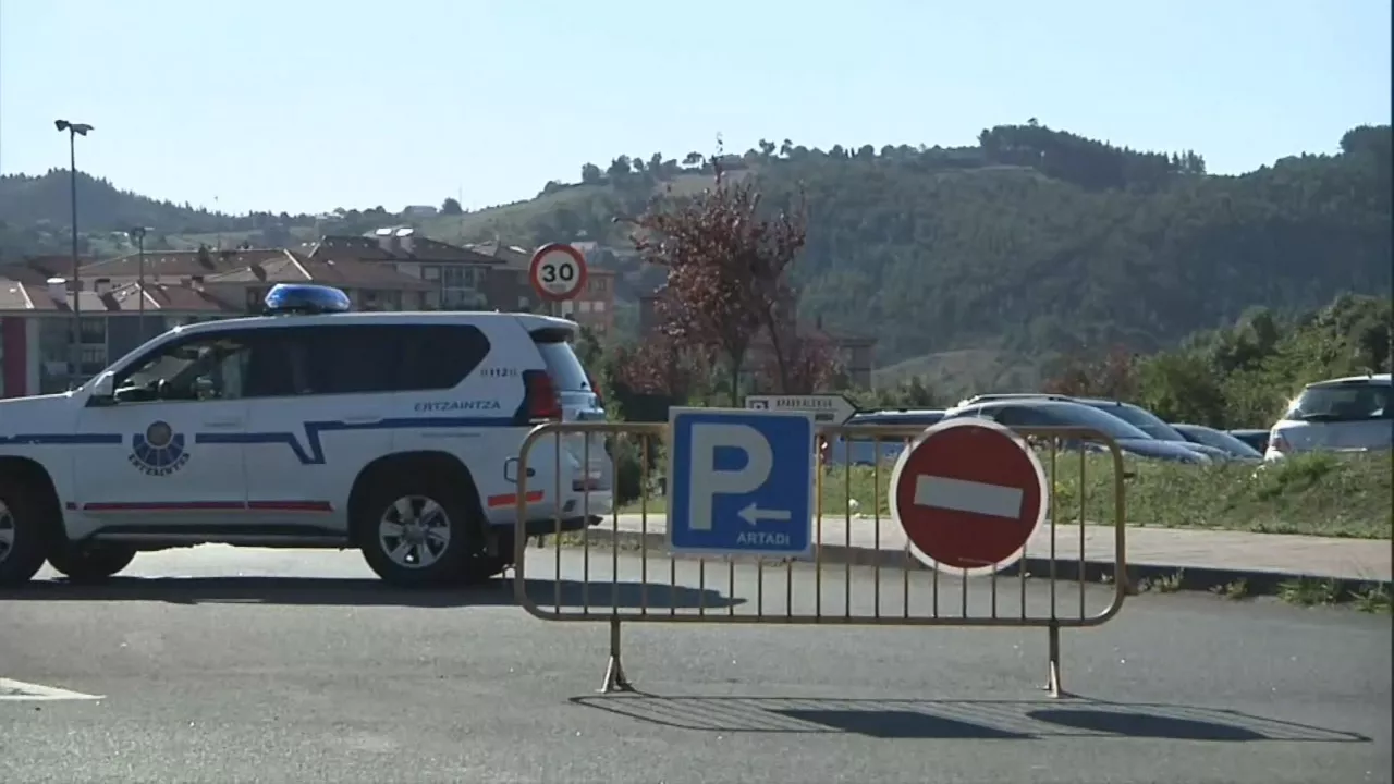 Errepidea itxita Lekeition. EITB Mediaren bideo batetik ateratako irudia.