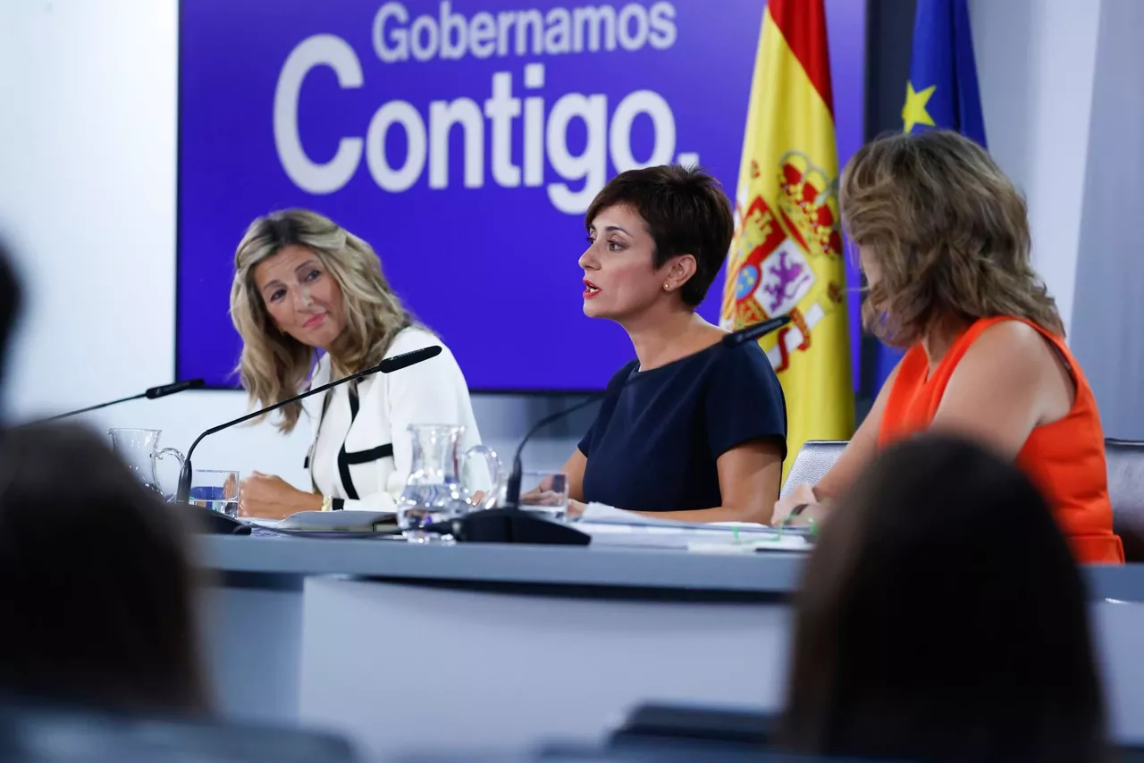 Isabel Rodríguez (c) junto a Yolanda Díaz (i) y Teresa Ribera