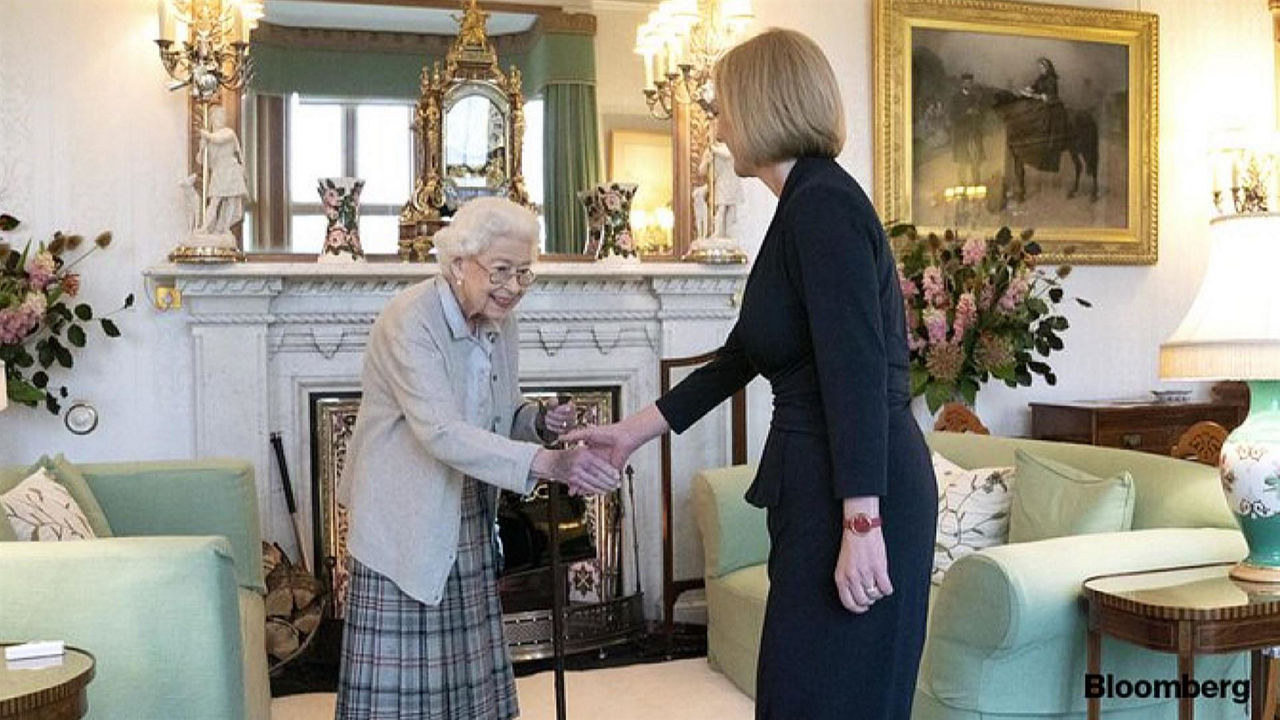 Elisabet erregina eta Liz Truss. Agentzietako bideo batetik ateratako irudia.