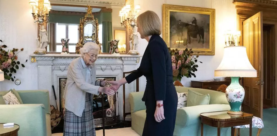 La reina Isabel II y Liz Truss, en Escocia