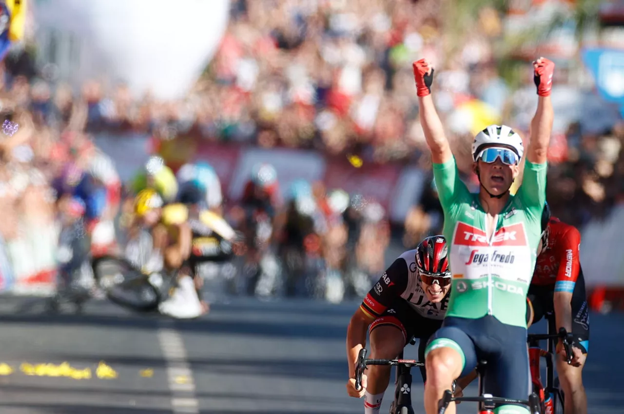 Pedersen garaipena ospatze Roglicek bere bizikleta atzealdean jasotzen duen bitartean.