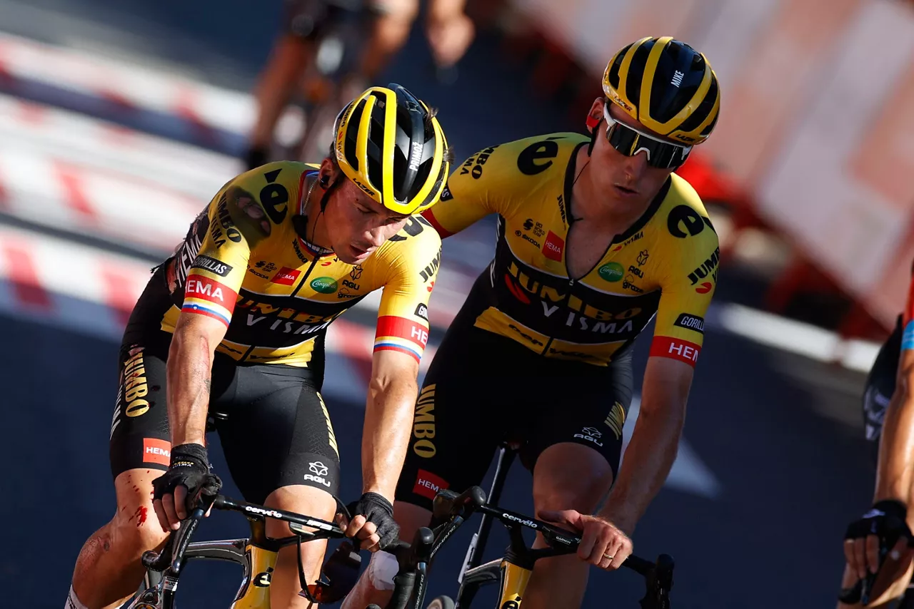 Roglic, zaurituta, helmugan sartzen 16. etaparen erorikoaren ostean.