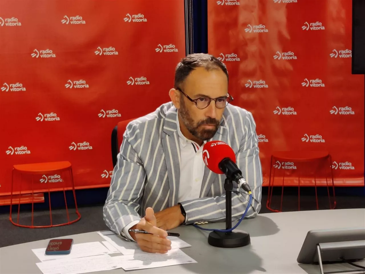 Denis Itxaso, en estudios de Radio Euskadi de Vitoria-Gasteiz