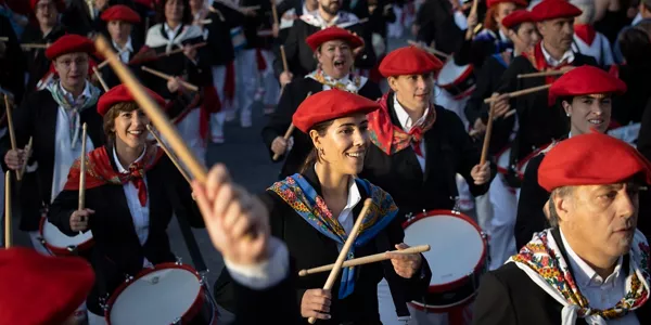 Alarde parekidearen desfilea, Hondarribiko kaleetan zehar. Argazkia: Efe