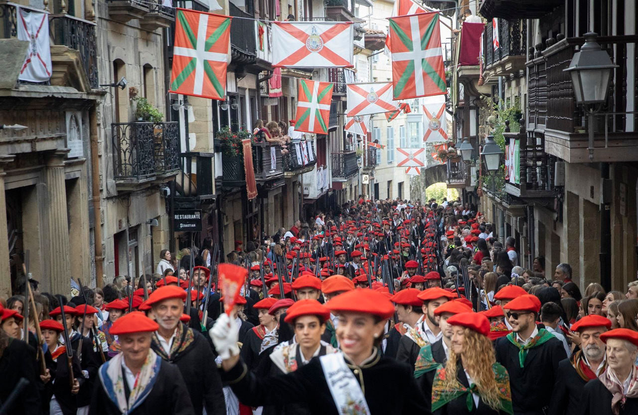 Alarde igualitario desfilando por Hondarribia. Foto: Efe