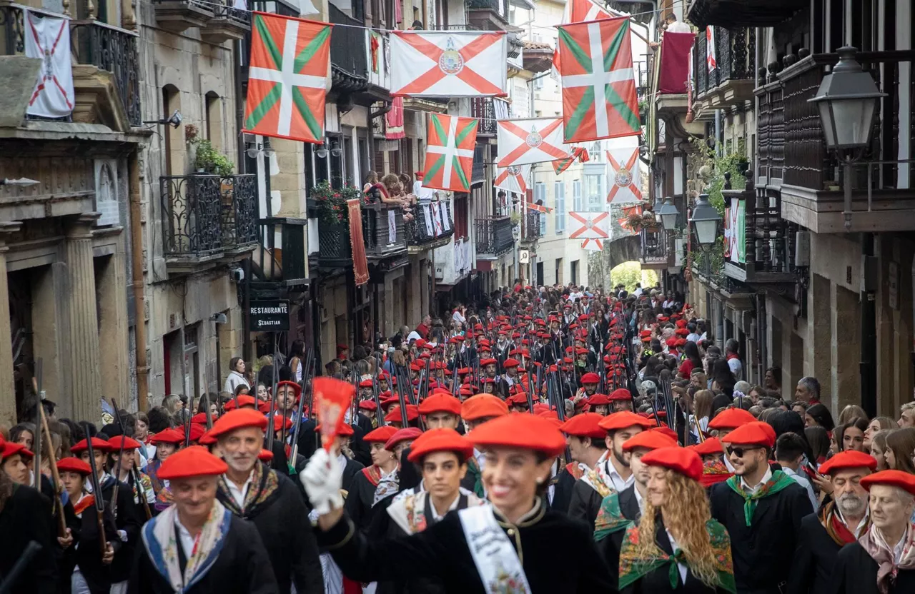 Alarde igualitario desfilando por Hondarribia. Foto: Efe