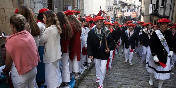Alarde parekidearen desfilea, Hondarribiko kaleetan zehar. Argazkia: Efe