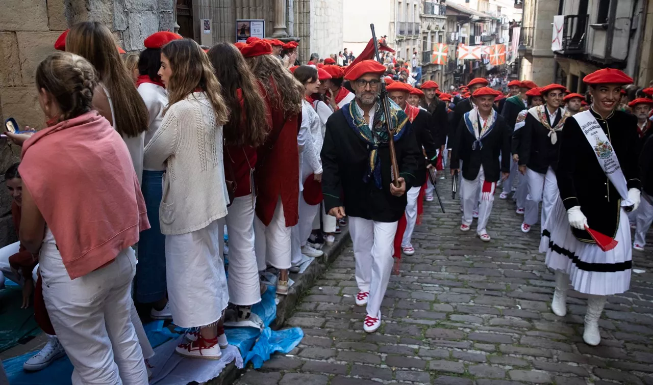 Alarde igualitario desfilando por Hondarribia. Foto: Efe