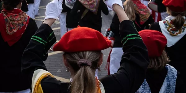 Alarde parekidearen desfilea, Hondarribiko kaleetan zehar. Argazkia: Efe