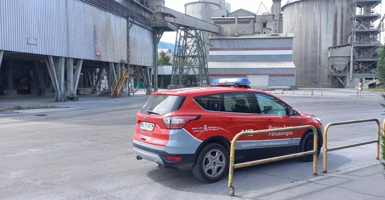 Un coche patrulla de la Policía Foral en la cementera de Olazagutía. Foto: Policía Foral