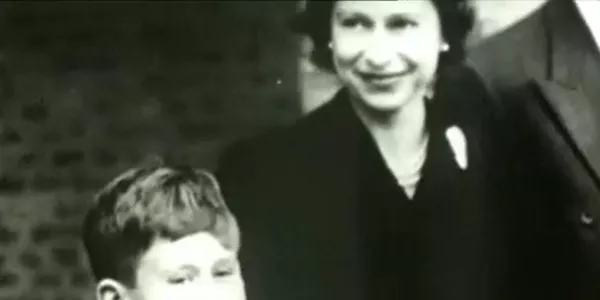 Isabel II y su hijo Carlos. Foto: Reuters.
