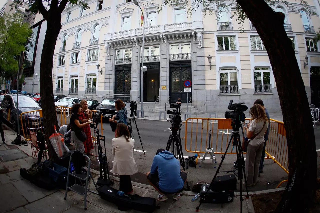 Medios de comunicación apostados en el exterior de la sede del CGPJ