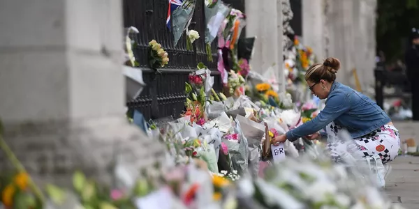 Ofrendas florales y mensajes para la reina. Foto: EFE
