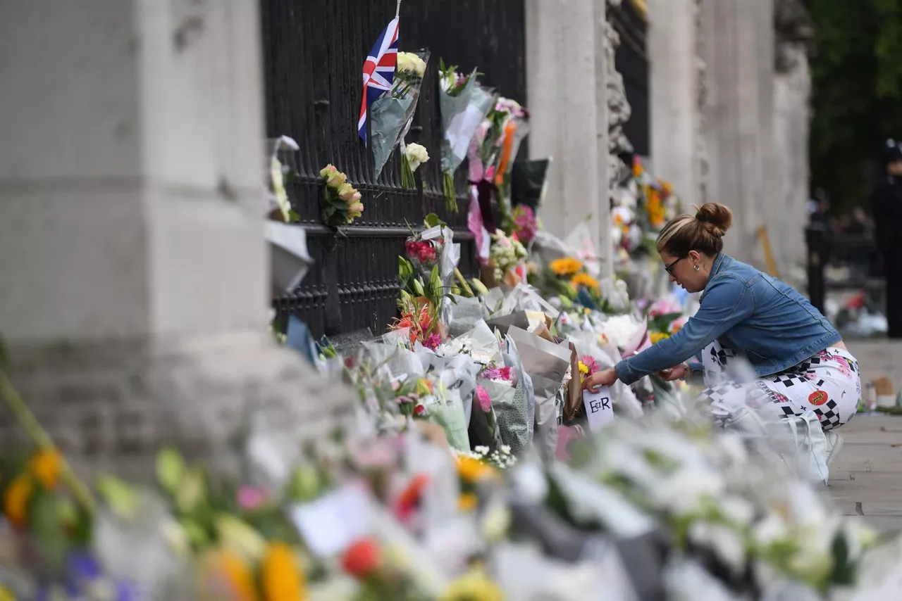 Ofrendas florales y mensajes para la reina. Foto: EFE
