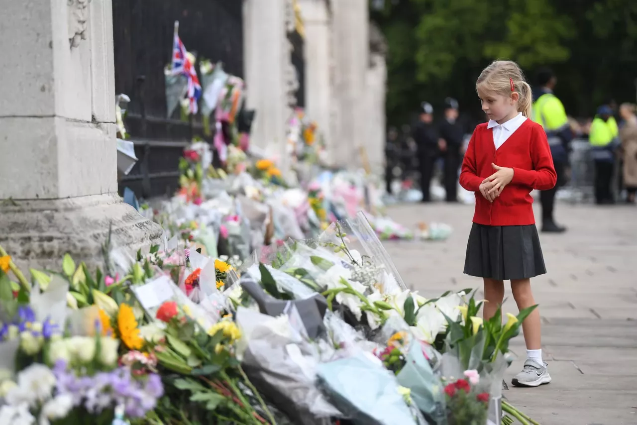 Ofrendas florales y mensajes para la reina. Foto: EFE