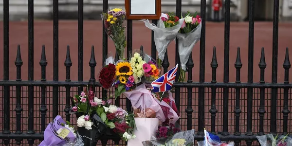 Ofrendas florales y mensajes para la reina. Foto: EFE