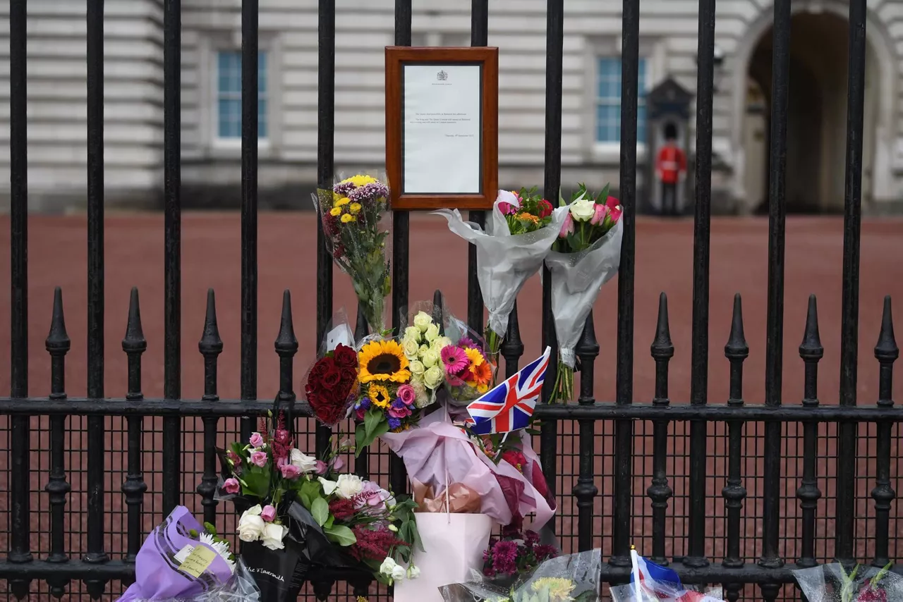 Ofrendas florales y mensajes para la reina. Foto: EFE
