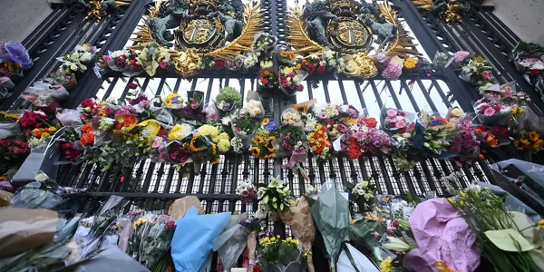 Ofrendas florales y mensajes para la reina. Foto: EFE