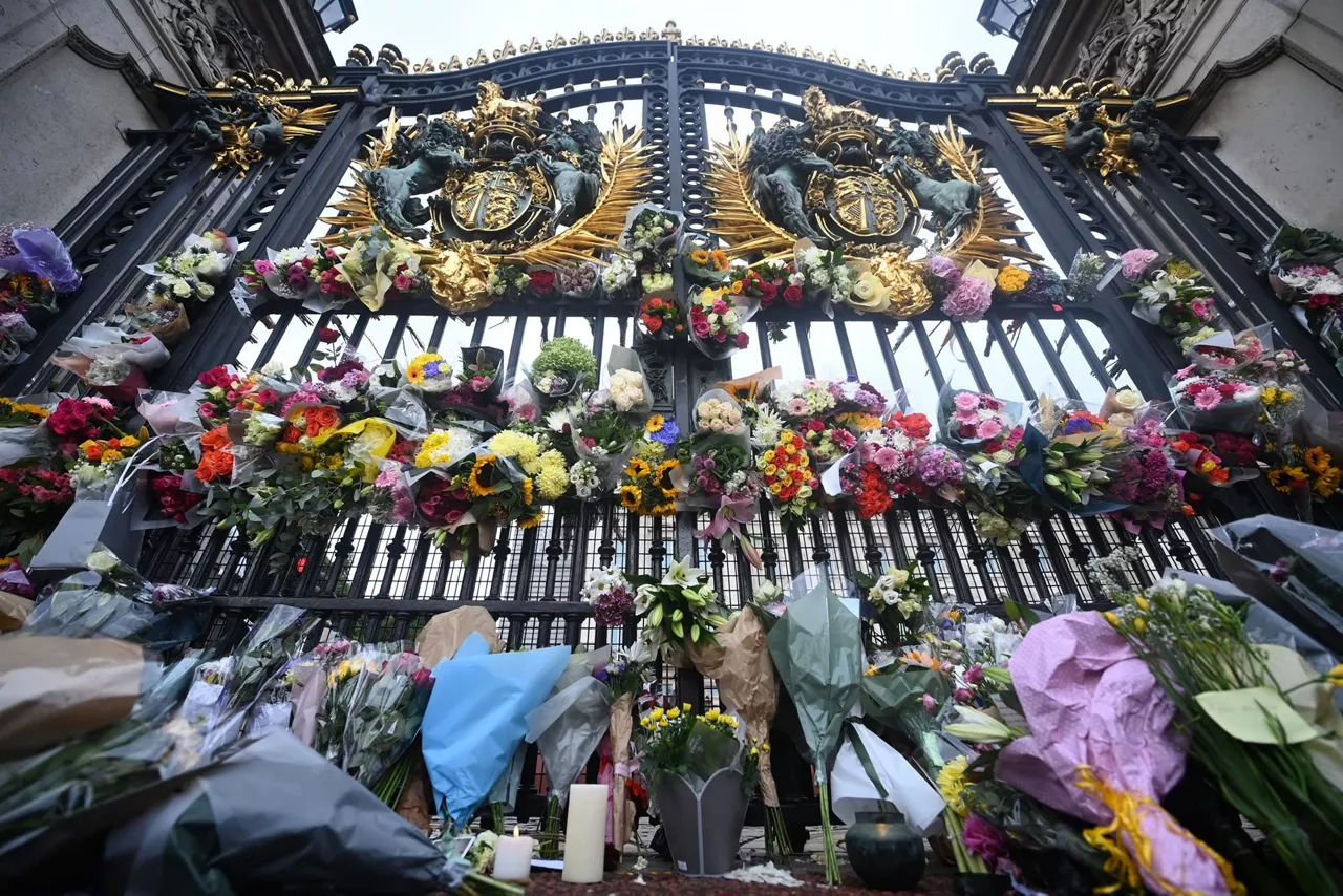 Ofrendas florales y mensajes para la reina. Foto: EFE