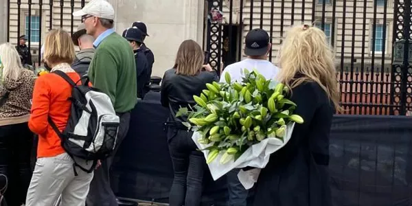 Ofrendas florales y mensajes para la reina. Foto: EFE