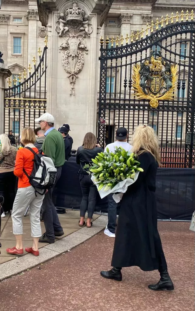 Ofrendas florales y mensajes para la reina. Foto: EFE